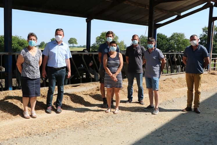 De gauche à droite : Florence Désillière et Philippe Henry, conseillers régionaux sortants et co-listiers de Christelle Morançais ; Noëlle, Quentin et Anthony Mahé, les trois agriculteurs hôtes de la rencontre ; Stéphane Dalifard et Florent Renaudier, respectivement trésorier et président de la FDSEA 53.