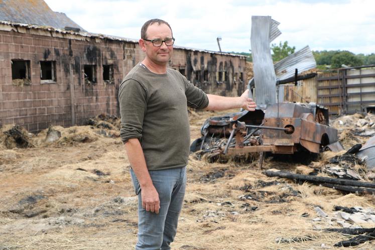 Ludovic Plet a perdu ses bâtiments d'élevage et de stockage, ainsi qu'une partie de ses engins agricoles, lors de l'incendie.