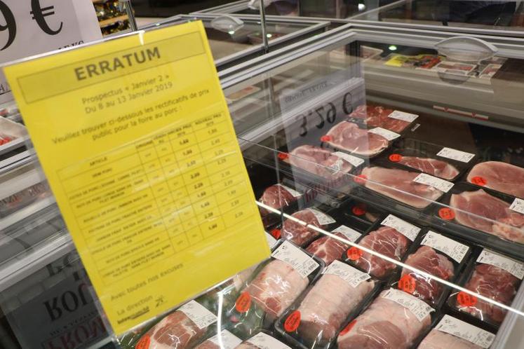 Des erratums ont été placé à différents endroits du magasin pour signaler le changement des prix des promos sur le porc standard dans l’Intermarché de Laval.