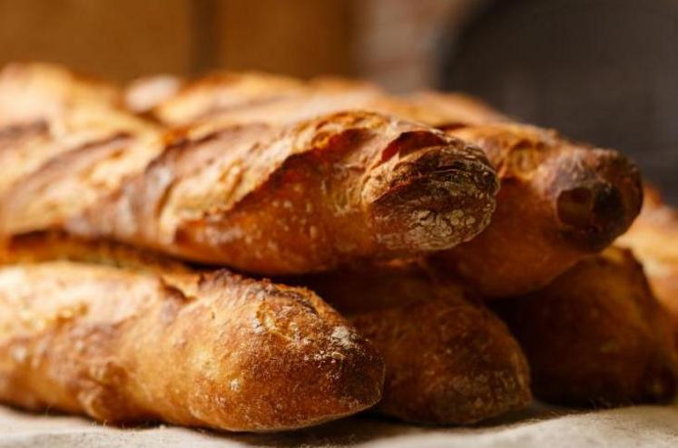 Olivier Richefou et Damien Pervis viennent de dévoiler le nom officielle de la baguette 100 % mayennaise, à l'Espace M, à Paris.