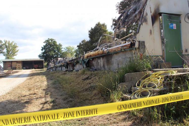 Un des trois bâtiments au lendemain de l’incendie. Il ne reste rien des trois bâtiments de production de volailles d’Emmanuel Prévost.