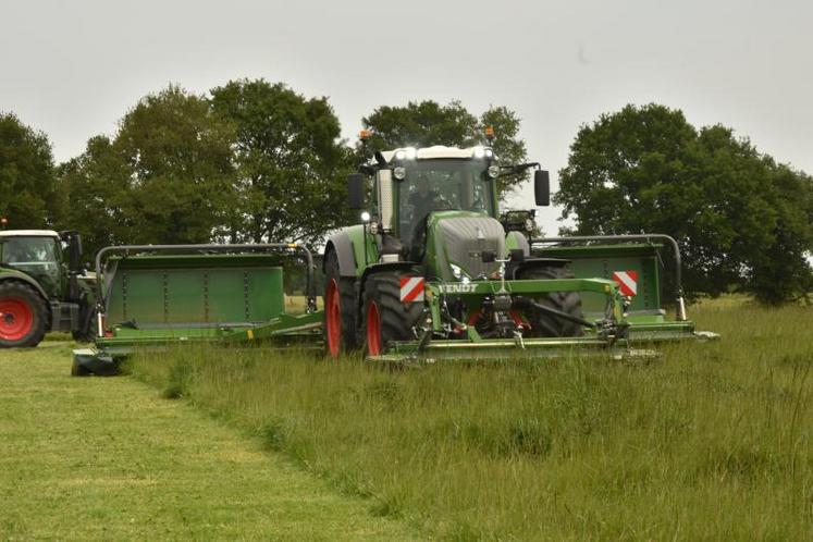 La Fendt Twister. Cette faneuse dispose d'une largeur de travail allant de 4,3 à 12,7 m. Elle est équipée de dents de 9, 5 mm en acier, attachées avec une sécurité (pour éviter les pertes), d'un l