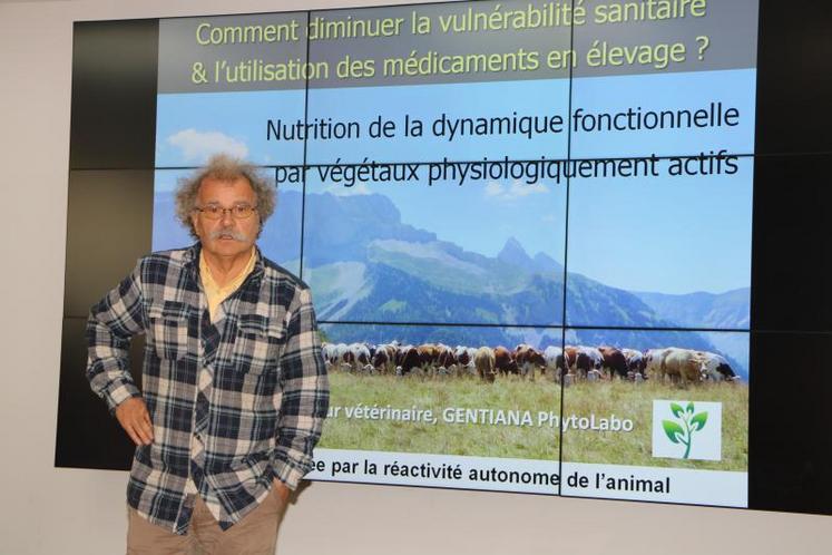 Philippe Labre, vétérinaire, préside la société Gentiana phytolabo. Il a développé des produits à base de plantes pour limiter le recours aux antibiotiques.