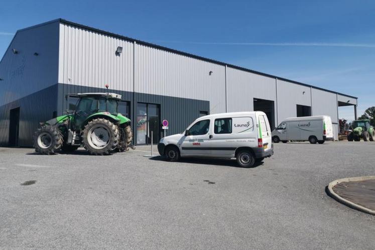 À Montigné-le-Brillant, comme d’ailleurs chez les autres concessionnaires
en Mayenne, tout était mis en place pour poursuivre l’activité. Ici dès
l’extérieur avec un accès filtré et des panneaux d’informations pour les
livreurs comme pour les clients.