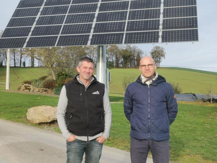 Mickael Beucher et Jérôme Guerois, devant le tracker installé depuis septembre 2019.