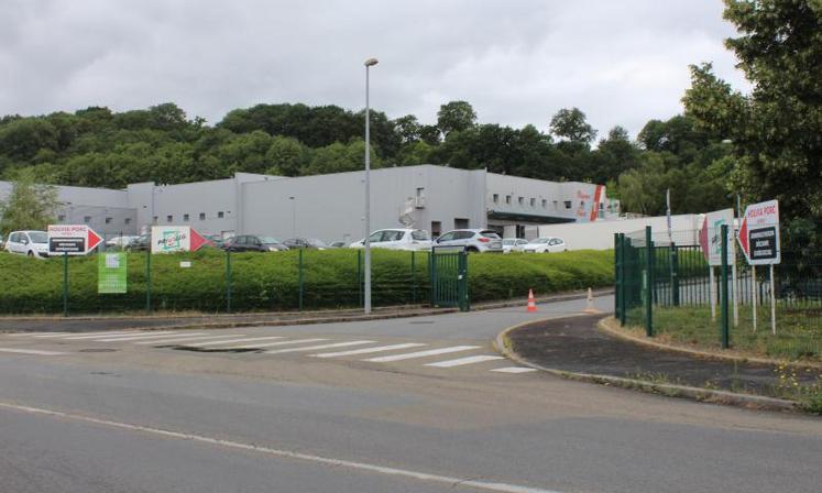 RUBRIQUE
Covid-19
TITRE
Le site Holvia Porc a dû fermer
CHAPO SANS MOT CLEF
Holvia Terrena a pris la décision de fermer temporairement son site lavallois suite à la confirmation de plusieurs cas de Covid-19 parmi le personnel. Une situation qui n’enchante guère les producteurs de porcs.
Légende
Le Covid-19 vient fortement perturber l’activité de la filière porcine en Mayenne avec la fermeture au moins jusqu’à ce soir, vendredi 3 juillet, du site Holvia Porc de ...