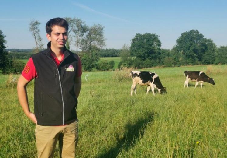 Léo Colas gère la yaourterie avec un salarié. Ses parents, Florence et Hervé, s’occupent de l’atelier lait de la ferme.