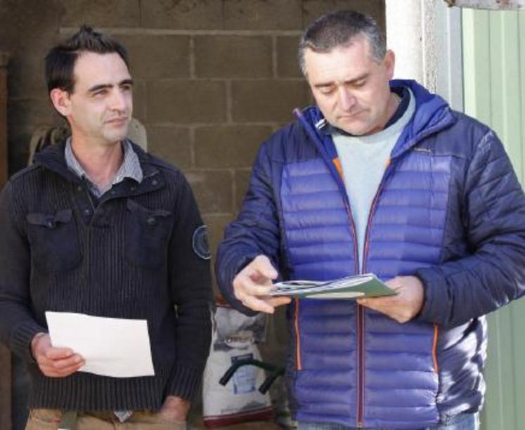 Aurélien Lambert, représentant le groupe Lait des Jeunes agriculteurs
de la Mayenne et Florent Renaudier, responsable de la
section laitière de la Fdsea de la Mayenne.