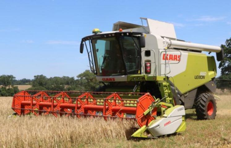 La moisson de l’orge a débuté mercredi à Montigné-le-Brillant.