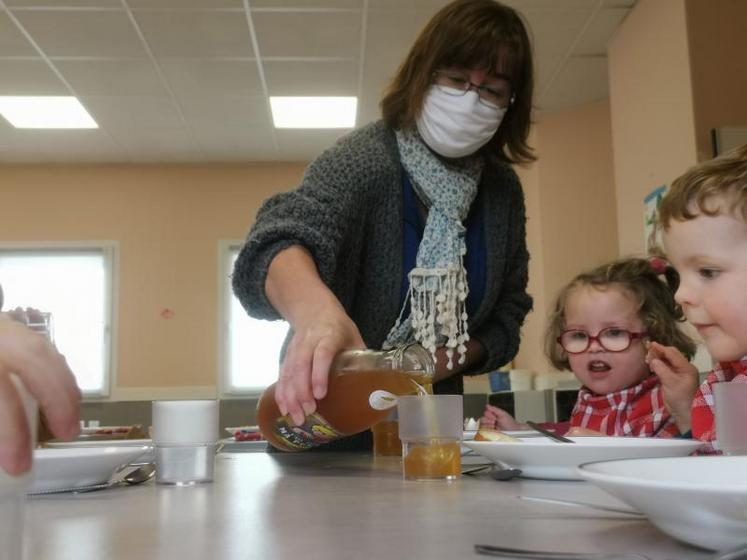 Sonia Piel a fait découvrir le jus de pommes de la Ferme du Pressoir aux élèves
des écoles de Craon.