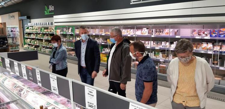 La rencontre avec Michel Biéro a débuté au Lidl de Saint-Berthevin, magasin dans lequel plusieurs incohérences avaient été relevées par la FDSEA à deux reprises quelques semaines auparavant.
