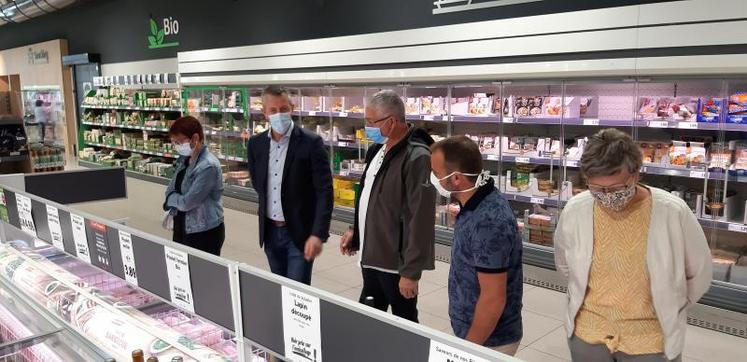 La rencontre avec Michel Biéro a débuté au Lidl de Saint-Berthevin, magasin dans lequel plusieurs incohérences avaient été relevées par la FDSEA à deux reprises quelques semaines auparavant.