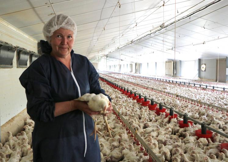 Isabelle Thireau, responsable de l’atelier aviculture du Gaec éponyme, élève des poulets pour le Groupe LDC.