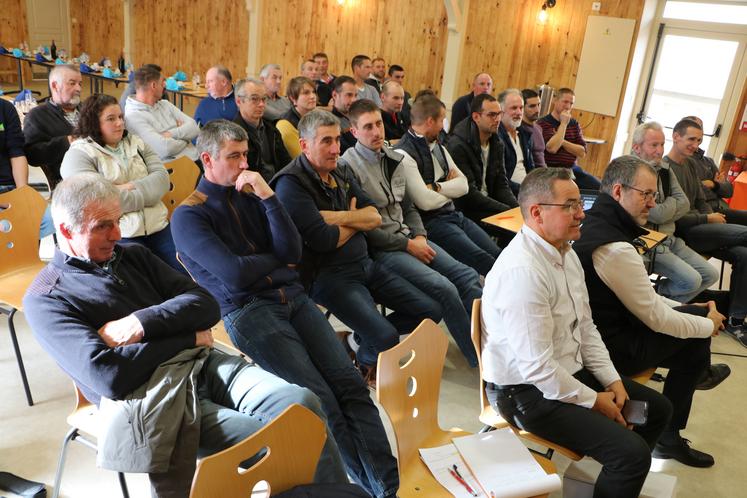 Éleveurs et techniciens : ils étaient une bonne trentaine à l’assemblée générale de Montbéliarde Mayenne, mardi 8 novembre, à Cossé-le-Vivien.