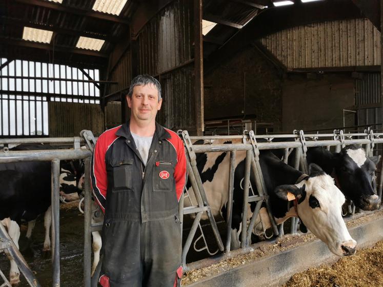 Anthony Loiseau, éleveur laitier à Montourtier, a eu recours aux drêches de blé humides pour compenser son déficit de fourrage.