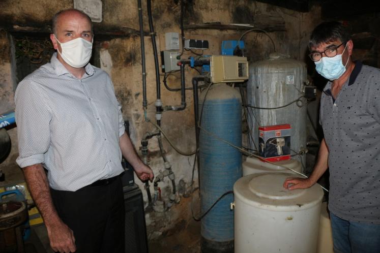 Au Bas Bénéard, à Ballots, Stéphane Dalifard (à droite) a déjà réfléchi à l’installation de son compteur divisionnaire pour isoler et transmettre chaque année au Service Eau du Pays de Craon, les volumes d’eau potable dédiés à son élevage laitier et ainsi bénéficier de l’exonération de la redevance pour pollution domestique.