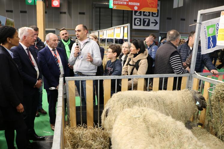Christophe Abid au SIA avec ses moutons Bleu du Maine.
