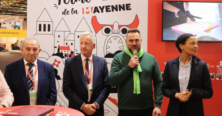Claude Tarlevé, vice-président du Département ; Olivier Richefou, président du Département ; Benoît Faucon, président de la Chambre d'agriculture de la Mayenne, et Nadège Baptista, préfète de la Mayenne, sur le stand de la Mayenne au SIA 2026.