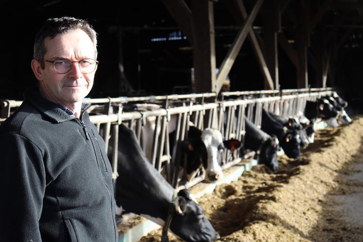 Avec une soixantaine de vaches à la traite, en race 100 % Prim'Holstein, Michaël Cousin fonctionne sans robot de traite. Âgé de 56 ans, l'éleveur se voit désormais conserver sa salle de traite en 2x7. En ce début 2026, Michaël Cousin subit la forte augmentation mondiale de la production laitière, impactant immédiat son prix du lait.