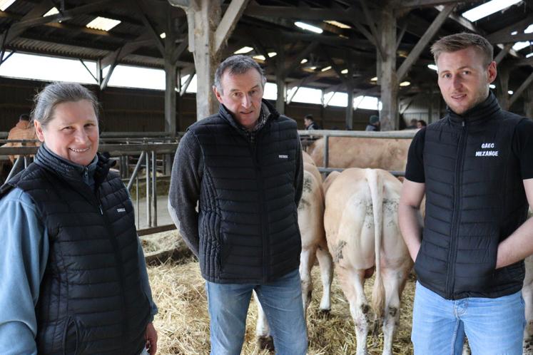Malgré la pluie, environ 300 personnes se sont déplacées aux portes ouvertes de l'association des éleveurs de la race Blonde d'Aquitaine de la Mayenne, comme ici au Gaec Mézange à La Bazouge-des-Alleux chez Isabelle, Patrick et Boris Mézange. "Le but d'une journée comme aujourd'hui, c'est de montrer comment on travaille et de rencontrer du monde", expliquent-ils.