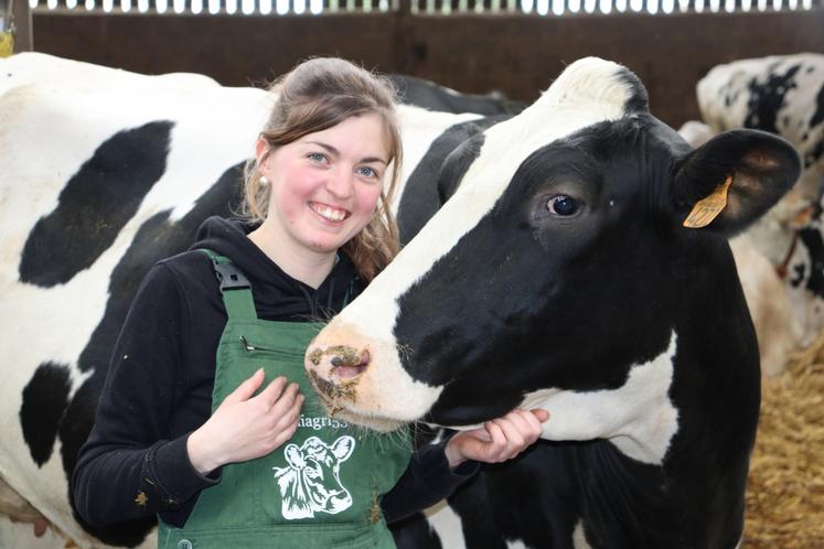 En plus de son activité de TikTokeuse, Céline Girard a participé au concours national Miss Agricole en 2024 et au calendrier Belles des Prés l'année dernière, "qui met en avant les femmes et montre qu'on peut être agricultrice, mais aussi féminine", assure-t-elle.