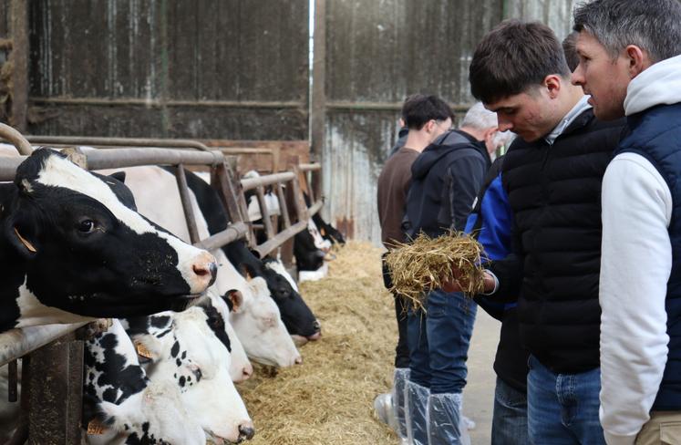 Après l'assemblée générale statutaire du matin à Ernée, les adhérents de l'association Prim'Holstein de la Mayenne ont pris la route de Saint-Pierre-des-Landes pour une visite de l'exploitation de Benoît Delacre.