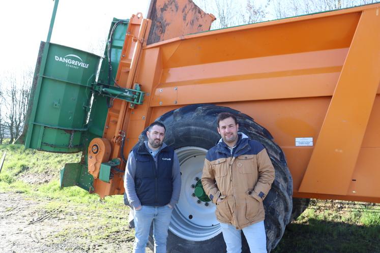 Steve Courcelle (à gauche), salarié à la Cuma de Ballots depuis 2013, et Quentin Béasse, président de la Cuma de Ballots (environ 90 adhérents), devant un des épandeurs de la coopérative. Cette année, les chantiers d'épandage représenteront une quinzaine de jours de travail.