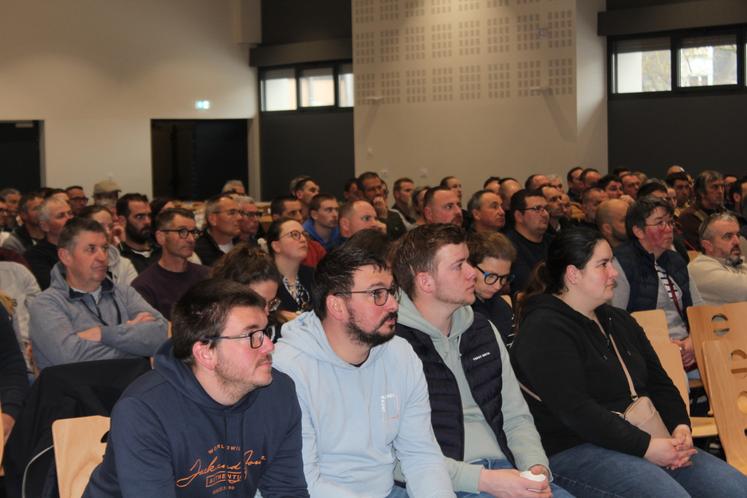 200 éleveurs étaient présents à l'AG de l'OP "Les 3 Rivières" le 10 mars à Sablé (72).