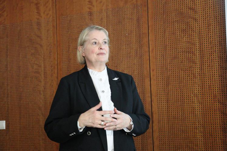 Marie-Cécile Clavreul, responsable du pôle juridique de la FDSEA 53, a présenté toutes les solutions en matière de transmission pour les exploitants de bâtiments photovoltaïques.