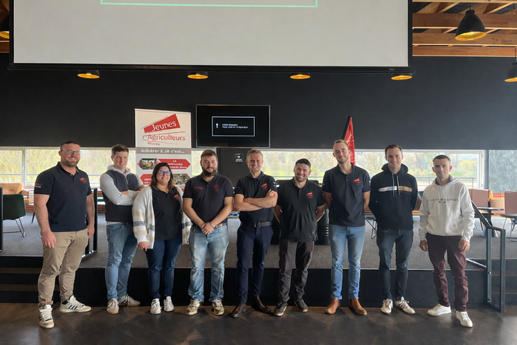 Le nouveau bureau des JA 53, renouvelé lors de l'AG 2026 le 5 mars, à l'hippodrome de Laval. De gauche à droite : Bertrand Verrière (membre), Arnaud Racine (secrétaire général adjoint), Aurélie Lefebvre (vice-présidente à l'installation), Lilian Mercelot (vice-président à l'installation), Tanguy Gauthier (secrétaire général), Erwan Pineau (président), Adam Dellière (secrétaire général), Hervé Derenne (membre), Samuel Huvé (membre). Absents : Alexandre Basthiste (trésorier), Bapt...