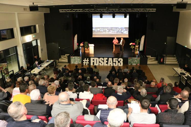 L'Assemblée générale de la FDSEA a rassemblé près de 150 personnes dans la salle de l'Escapade à Argentré, mardi 17 mars. L'après-midi, Arnold Puech d'Alissac s'était rendu sur l'exploitation d'Olivier Duhamel, à La Chapelle-Rainsouin.