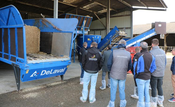 Les inscrits à la journée ont pu découvrir l'automate d'alimentation de l'exploitation. Tous ont des projets pour les 3 à 5 ans à venir.