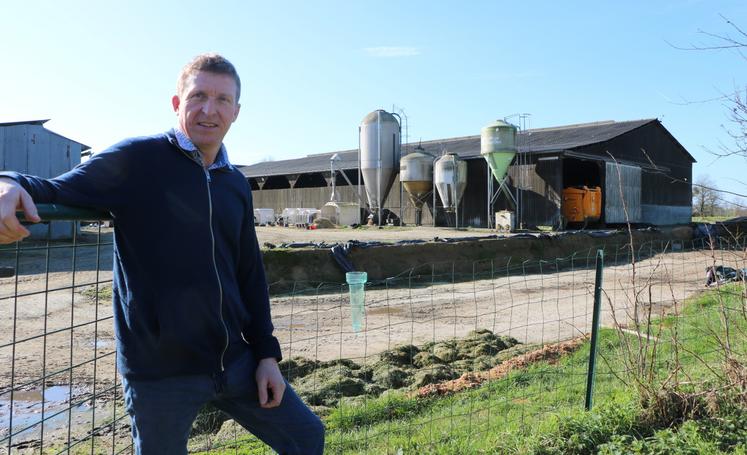 Arnaud Berron, agriculteur à La Bazouge-des-Alleux, relève son pluviomètre chaque jour depuis vingt ans. Passionné de météo, il adapte le planning de ses travaux agricoles en fonction des conditions climatiques.