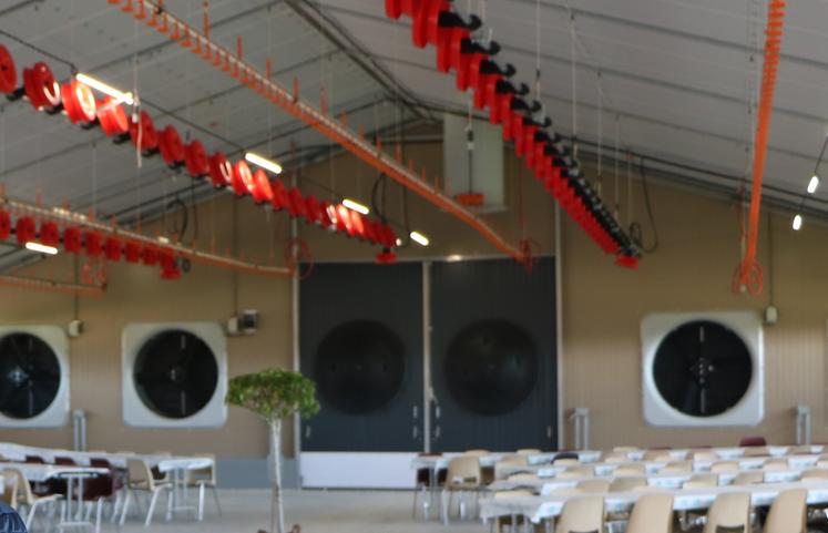 Le bâtiment fonctionne en extraction haute, avec sept cheminées, et un complément pignon.