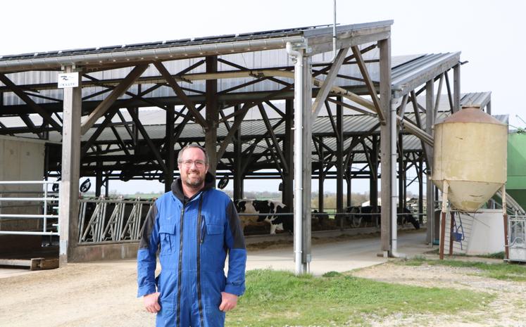 Maxime Gourand, l'un des trois associés du Gaec Le Bré Ménard, devant le bâtiment en toit usine mis en service en juillet 2022.