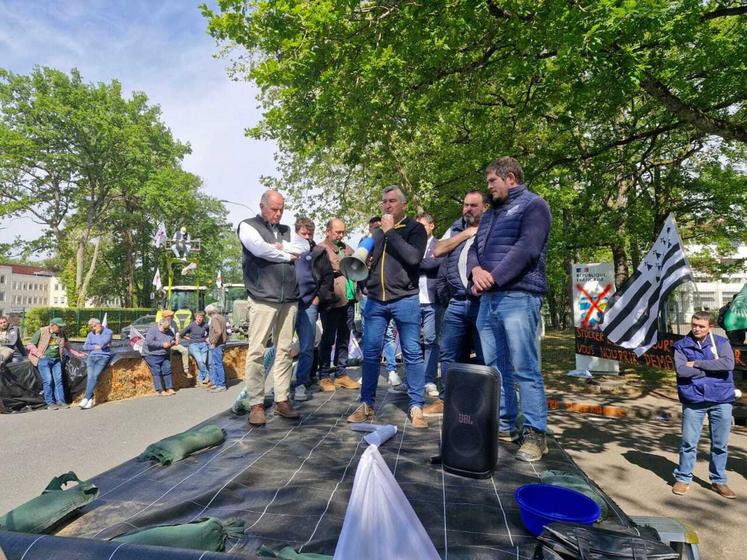 Tout comme Anthony Ménard, président de la FRSEA Pays de la Loire (2e en partant de la droite), les représentants agricoles reçus par l'Agence de l'eau se sont adressés aux manifestants à l'issue des échanges.