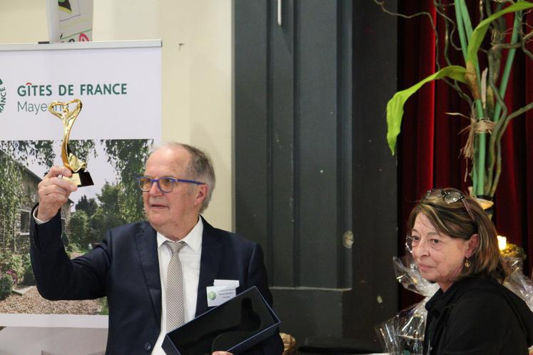 En l'honneur de ses 18 ans à la tête de l'association des Gîtes de France de la Mayenne, Clément Drugeot a reçu un beau trophée des mains de la présidente nationale, Sylvie Pellegrin. Un moment empreint d'émotions.