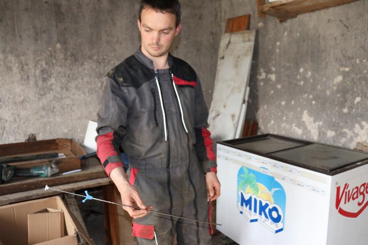 Benoît Robert, sonde en main. Les paillettes sont conservées au congélateur (à droite), dans une cuve d'azote liquide.