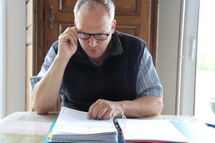 Jérôme Courty, plongé dans ses factures de GNR et d'engrais. « On produit 80 tonnes de viande vive à l'année. Sur le kilo de carcasse, ça nous coûte 20 centimes rien que pour soigner nos animaux ».