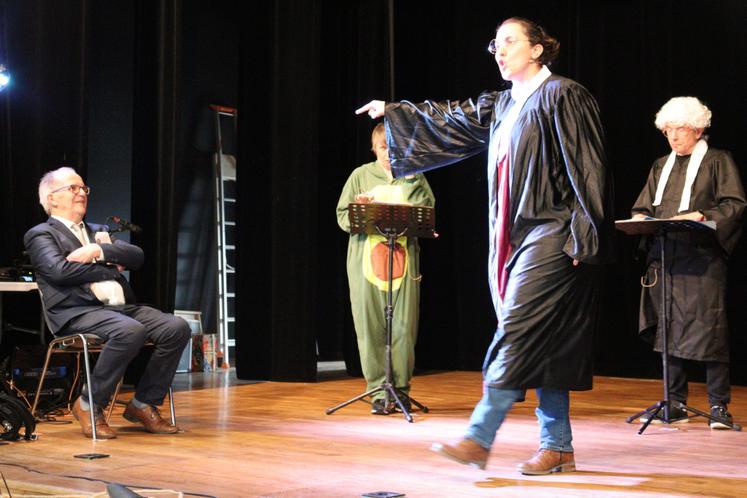 En ouverture, la compagnie de théâtre Tila Impro a fait le procès de Clément Drugeot. Un procès évidemment humoristique, qui a conquis le public.