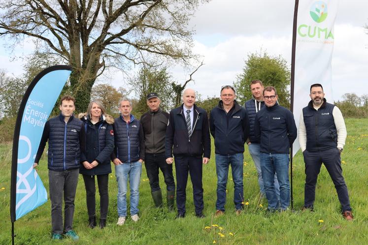 Les partenaires du projet avec, de gauche à droite : François Prel, chargé de la vente d'énergie locale à la SEM ; Hélène David, chargée de communication et de concertation à la SEM ; Yann Trandafir, chargé de projets "énergie" à la SEM ; Laurent Dalibard, secrétaire à la FDCuma ; Richard Chamaret, PDG de la SEM ; Jean-François Gahéry, président de la FDCuma ; Jean-Christophe Coutard, administrateur à la FDCuma ; Benoît Bruchet, directeur de la FDCuma, et Gustavo Leite Pinto, chargé ...