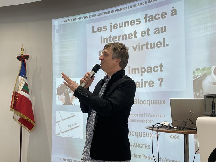 Stéphane Blocquaux, docteur en sciences de l'information et de la communication, est intervenu sur le rapport des jeunes au numérique, à l'invitation de l'Amoma.