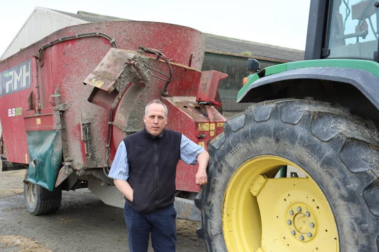 Jérôme Courty devant son bol d'alimentation. « Il tourne 2 heures par jour. Il faut 50 litres de fuel au quotidien pour soigner les animaux. Avec les prix actuels du GNR, cela représente 23 euros de plus par jour. Si on multiplie par 365 jours, cela donne 8 000 euros de plus à l'année... rien que pour s'occuper de ses bêtes ! »
