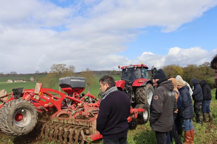 Après la partie théorique, les participants aux ateliers sur la destruction des couverts végétaux, jeudi matin 26 mars à La Bigottière, se sont montrés particulièrement attentifs au moment de la démonstration des matériels.