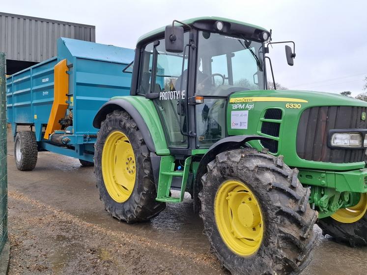 Le tracteur rétrofité, testé à la ferme expérimentale de Derval (44), a montré tout son intérêt pour les travaux de cour de ferme et d'élevage.