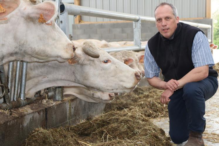 Installé en production viande bovine, Jérôme Courty élève 400 animaux de race Charolaise sur son exploitation de 200 ha de SAU avec 2 UTH. Il emploie deux salariés qui, à eux deux, représentent un temps plein. 