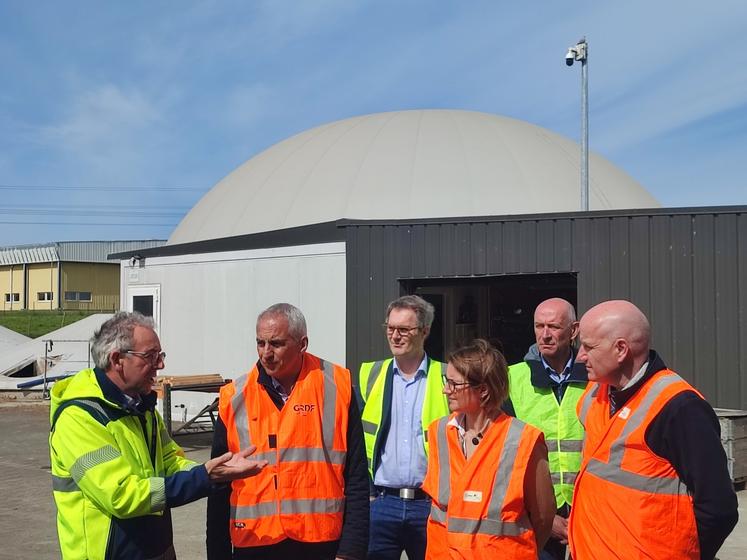 Benoît Dutertre (à gauche), président de la SAS Méthamaine, a présenté le site de méthanisation de Meslay-du-Maine à Jean-Luc Fugit (à sa droite), président du Conseil supérieur de l'énergie. Au premier plan également : Véronique Bel, directrice "clients-territoires" de GRDF Centre-Ouest, et Richard Chamaret, président de Territoire d'énergie Mayenne.