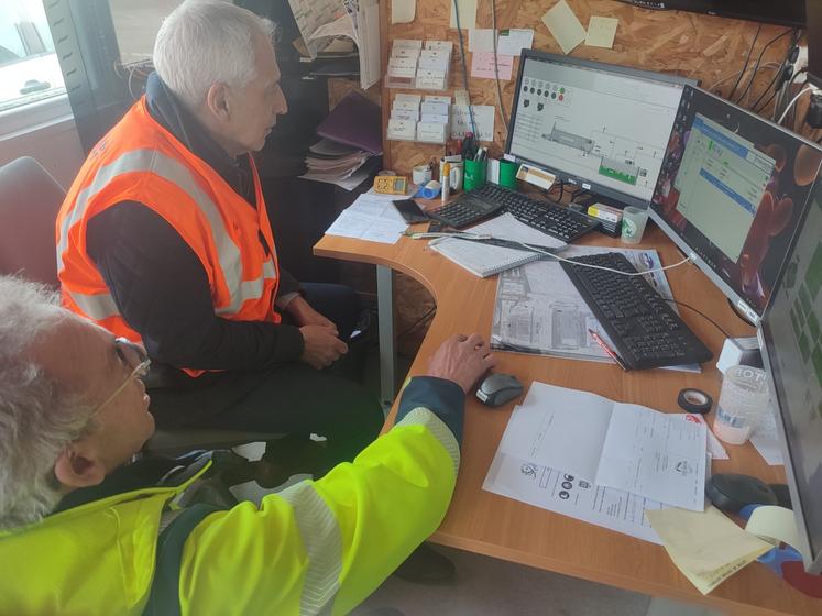 Benoît Dutertre et Jean-Luc Fugit dans la salle de "supervision".