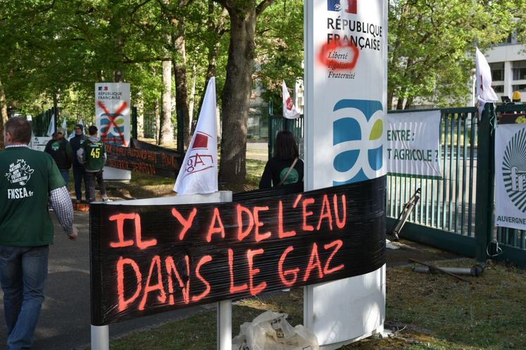 Mardi 28 avril, à Orléans. Les agriculteurs se sont mobilisés devant l'Agence de l'eau.
