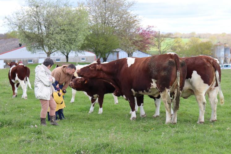 Sous un beau soleil printanier, la visite de l'élevage de Loïc Vallée et de sa femme s'est déroulée dans une ambiance conviviale et familiale.